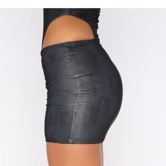 White Fox boutique Best Wishes Mini Skirt Charcoal Sketch NWT XS - Picture 3 of 8